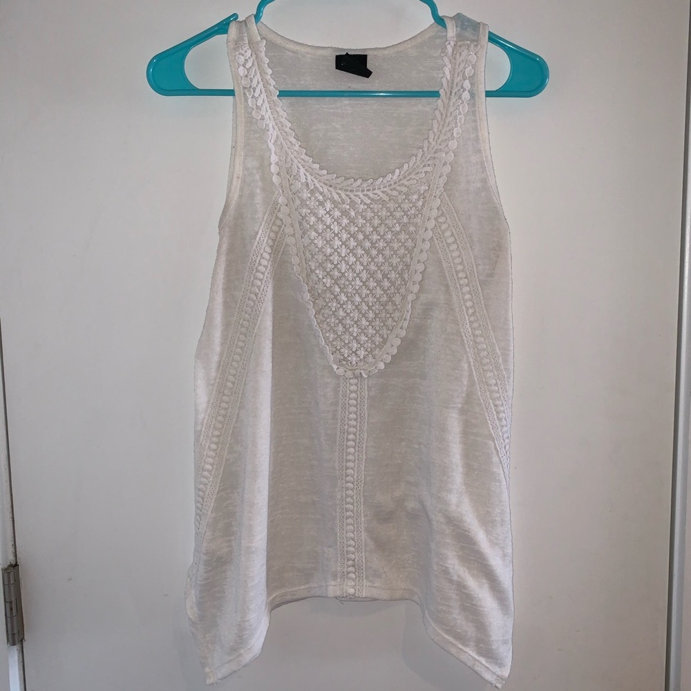 White tank with sticking pattern
